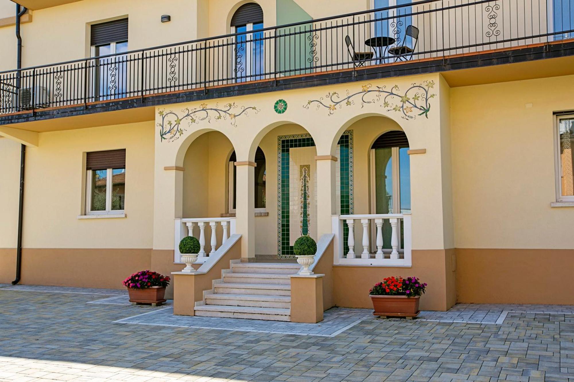 Villa Mimosa - Appartamento 1 - Happy Rentals Desenzano del Garda Exterior foto